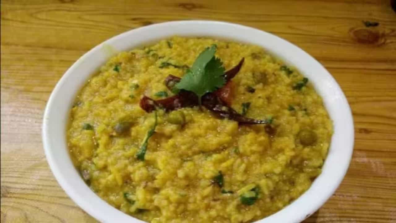 নিরামিষ খিচুড়ি হোক কিংবা ভুনা খিচুড়ি, খেতে খেতে এক ঘেয়ে লেগে গিয়েছে? অথচ খিচুড়ি খেতে মন চাইছে। কিন্তু একটু অন্যরকমভাবে। তারও উপায় আছে। বানিয়ে ফেলন মুরগি খিচুড়ি।