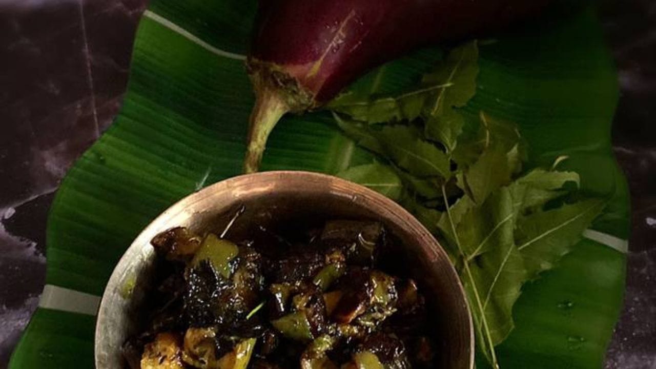 অন্যদিকে আরেকটি পাত্রে ভাজতে হবে নিমপাতা। এবার বেগুন এবং নিম একসঙ্গে মিশিয়ে মিনিট পাঁচেক ভাজলেই রেডি। বসন্তে নানা রকমের ব্যাক্টেরিয়ার আক্রমণ করে। তাই নিম বেগুন পছন্দ না করলে বানিয়ে নিতে পারেন নিমের ঝোল