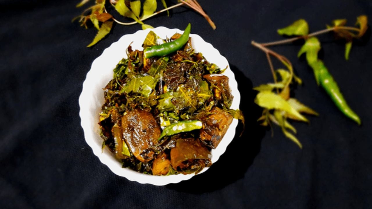 একটা পাত্রে জল নিয়ে তাতে এক চিমটি হলুদ দিয়ে দিন। এর পর বেগুনটা ডুমো ডুমো করে কেটে ওই জলে ভাপিয়ে নিন। কড়াইতে তেল গরম করে তাতে মিনিট পাঁচেক বেগুনের টুকরো ভেজে নিতে হবে 