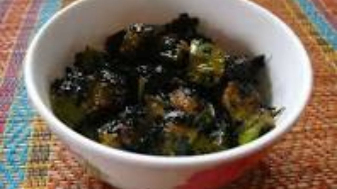 নিম বেগুন বানাতে বেশি কিছু নয়, সামান্য কিছু উপকরণ থাকলেই এই রেসিপি তৈরি করা যায়।  বেগুন, নিম পাতা, সর্ষের তেল ও  নুন ও হলুদ। দেখে নিন কী ভাবে বানাবেন 