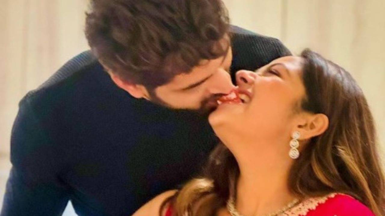 ঠোঁটে ঠোঁট ছুঁইয়ে খাওয়ালেন কেক, ওম-মিমির বিবাহবার্ষিকী হয়ে উঠল উষ্ণ