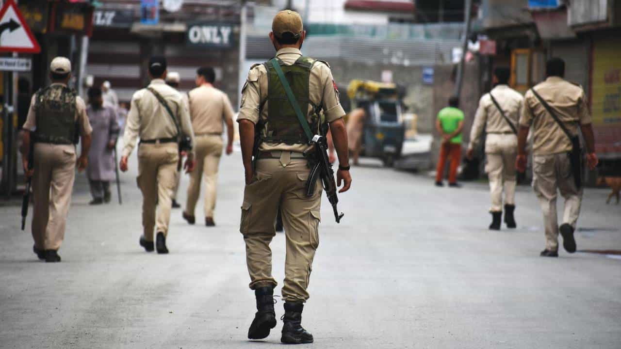 BJP Leader: প্যান্ট খুলে পুলিশকে দৌড় করানোর হুমকি মেদিনীপুরের বিজেপি নেতার BJP Leader: প্যান্ট খুলে পুলিশকে দৌড় করানোর হুমকি মেদিনীপুরের বিজেপি নেতার
