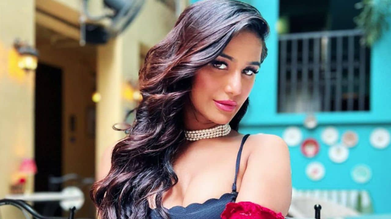 বেঁচে উঠতেই মহা ফ্যাসাদে পুনম! অশ্রাব্য গালাগাল, ছাড়লেন না একতা-রাখীরাও