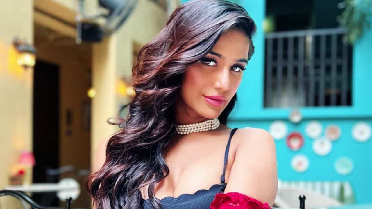 'বেঁচে উঠতেই' মহা ফ্যাসাদে পুনম! অশ্রাব্য গালাগাল, ছাড়লেন না একতা-রাখীরাও