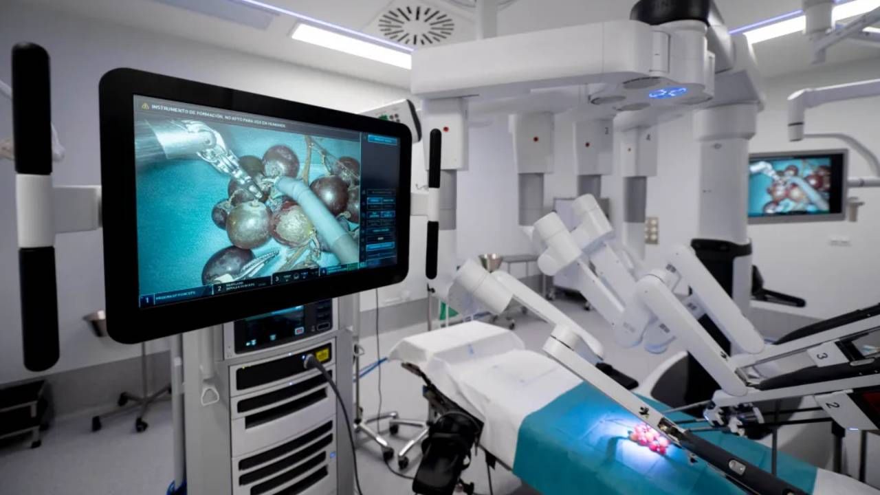 Robotic Surgery: রোবট করেছে অস্ত্রোপচার, স্ত্রীর অন্ত্র হয়েছে ফুটো! ক্ষতিপূরণের দাবি স্বামীর