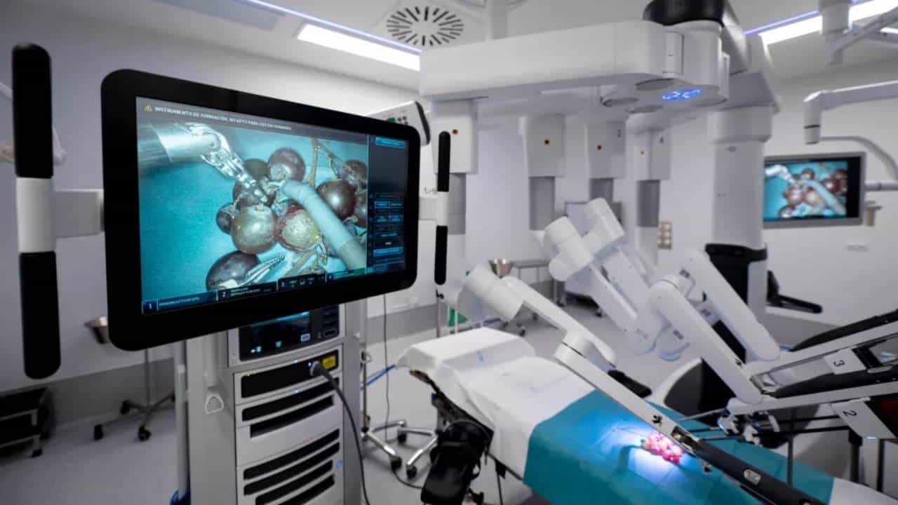 Robotic Surgery: রোবট করেছে অস্ত্রোপচার, স্ত্রীর অন্ত্র হয়েছে ফুটো! ক্ষতিপূরণের দাবি স্বামীর Robotic Surgery: রোবট করেছে অস্ত্রোপচার, স্ত্রীর অন্ত্র হয়েছে ফুটো! ক্ষতিপূরণের দাবি স্বামীর