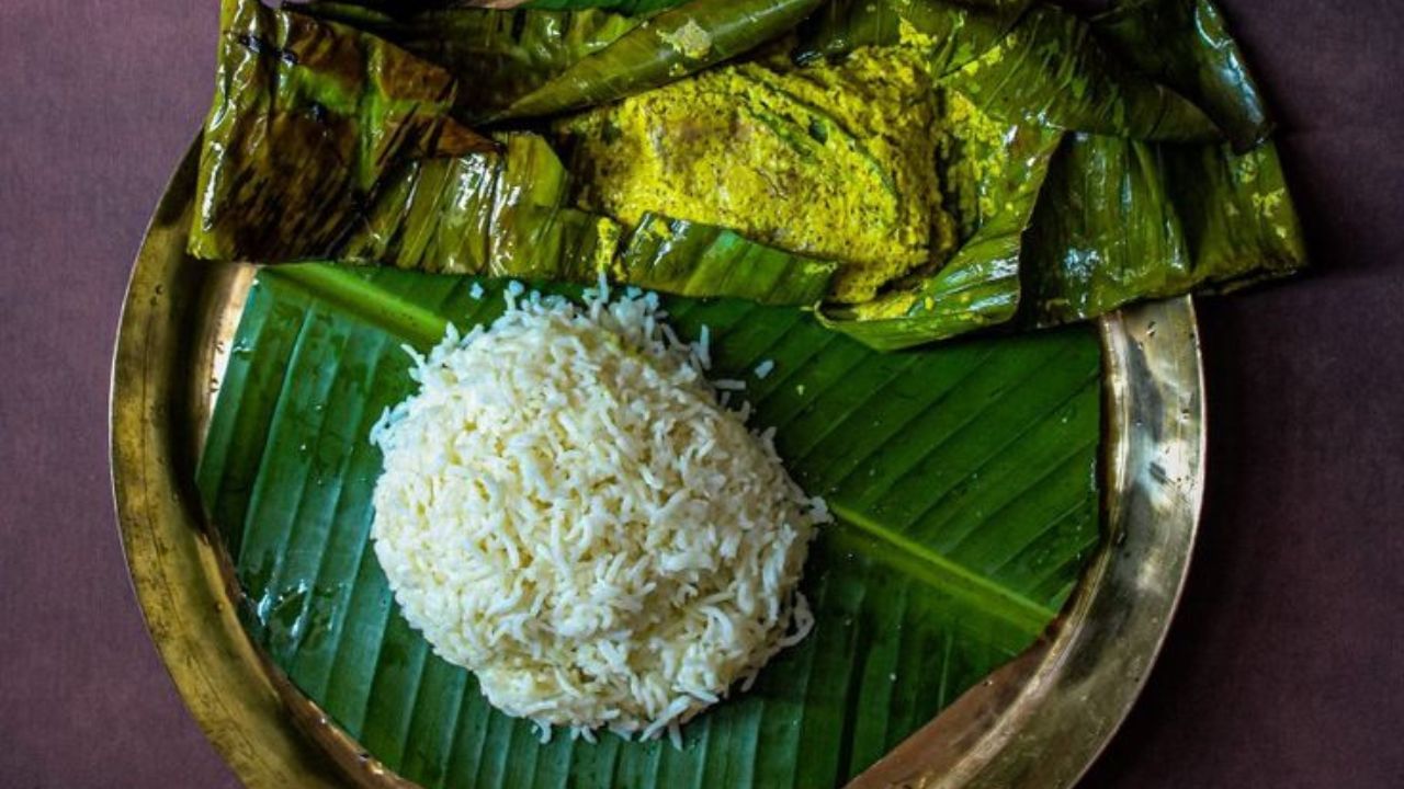 বেশিরভাগ সময়ই রুই মাছের ঝাল বা ঝোল খাওয়া হয়। এ বার একটু স্বাদ বদলাতে একটু রুই মাছের পাতুরি হবে নাকি? (ছবি:Pinterest)