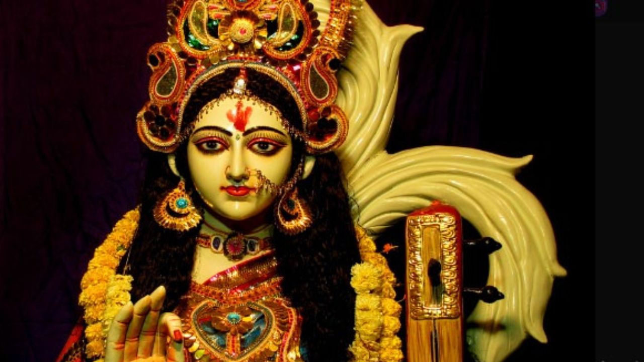 Saraswati Puja 2024: রাত পোহালেই বাগদেবী বন্দনা! পুষ্পাঞ্জলির মন্ত্রটি মনে আছে তো?
