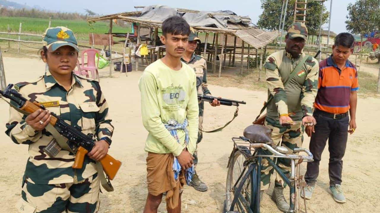 Gold Smuggle: সাইকেলের হ্যান্ডেলে লুকিয়ে সোনাপাচারের চেষ্টা, বাংলাদেশ সীমান্তে গ্রেফতার ১ Gold Smuggle: সাইকেলের হ্যান্ডেলে লুকিয়ে সোনাপাচারের চেষ্টা, বাংলাদেশ সীমান্তে গ্রেফতার ১