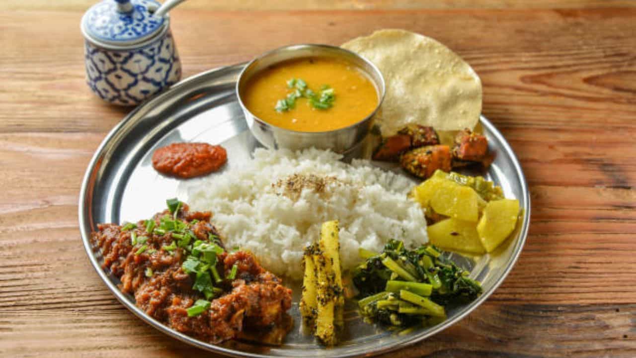'সুপারফুড'—যে খাবার শরীরকে সুস্থ রাখবে, দেহে পুষ্টির জোগান দেবে। আয়ুর্বেদের মতে, শরীর তখনই সুস্থ থাকে তখন দেহ থেকে সমস্ত দূষিত পদার্থ বেরিয়ে যায়। আর এই কাজটাও সুপারফুড করতে পারে। কিন্তু এর জন্য কোন-কোন খাবার রোজ খাবেন, রইল টিপস।