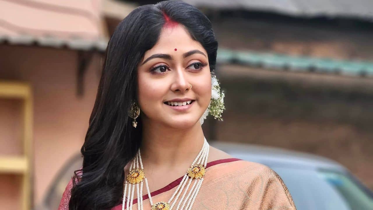 রোম্যান্টিক দৃশ্যে অভিনয় করতে গিয়ে সেটেই আহত অভিনেত্রী সুস্মিতা দে, মস্করা হল খুব