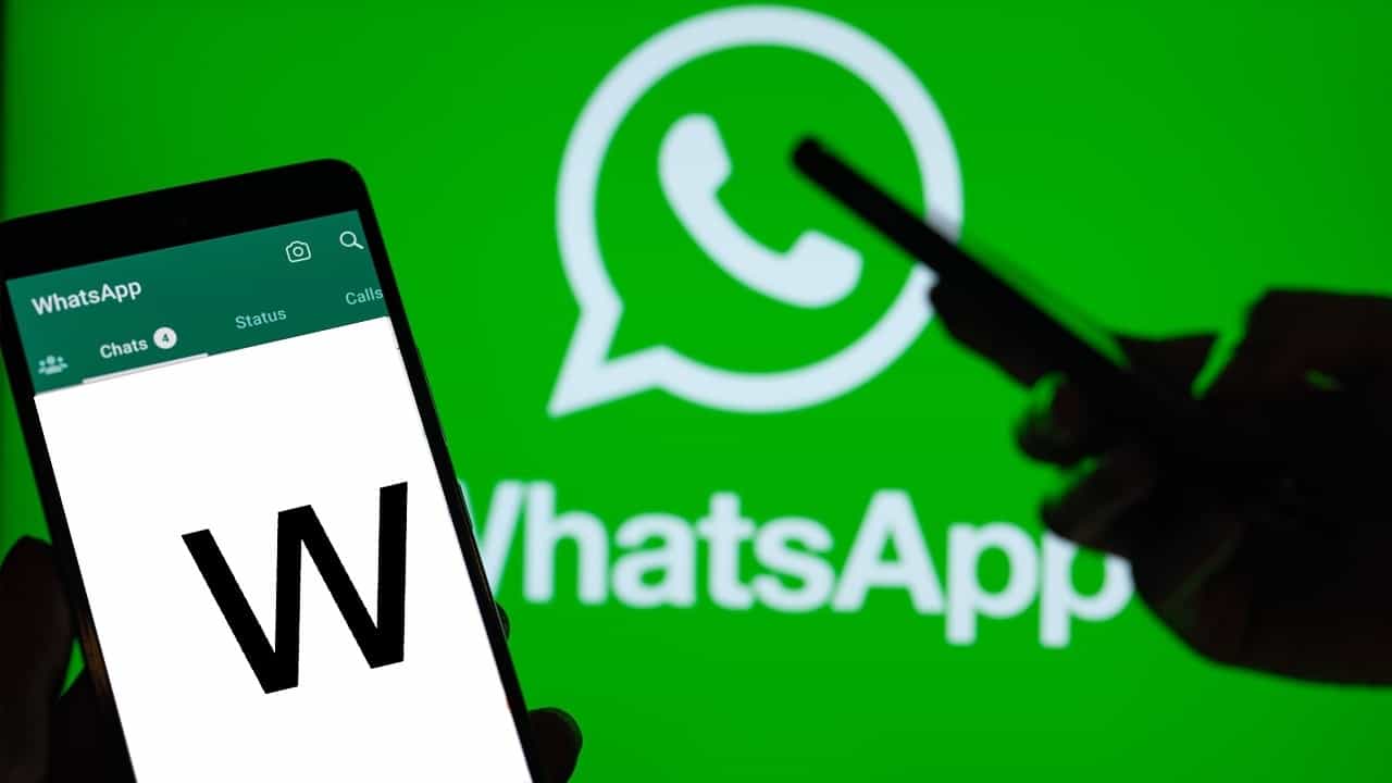 ফোনের স্ক্রিনে W আঁকলে খুলবে WhatsApp, F আঁকলে Facebook; জানেন এই ম্যাজিক ট্রিকস? ফোনের স্ক্রিনে W আঁকলে খুলবে WhatsApp, F আঁকলে Facebook; জানেন এই ম্যাজিক ট্রিকস?