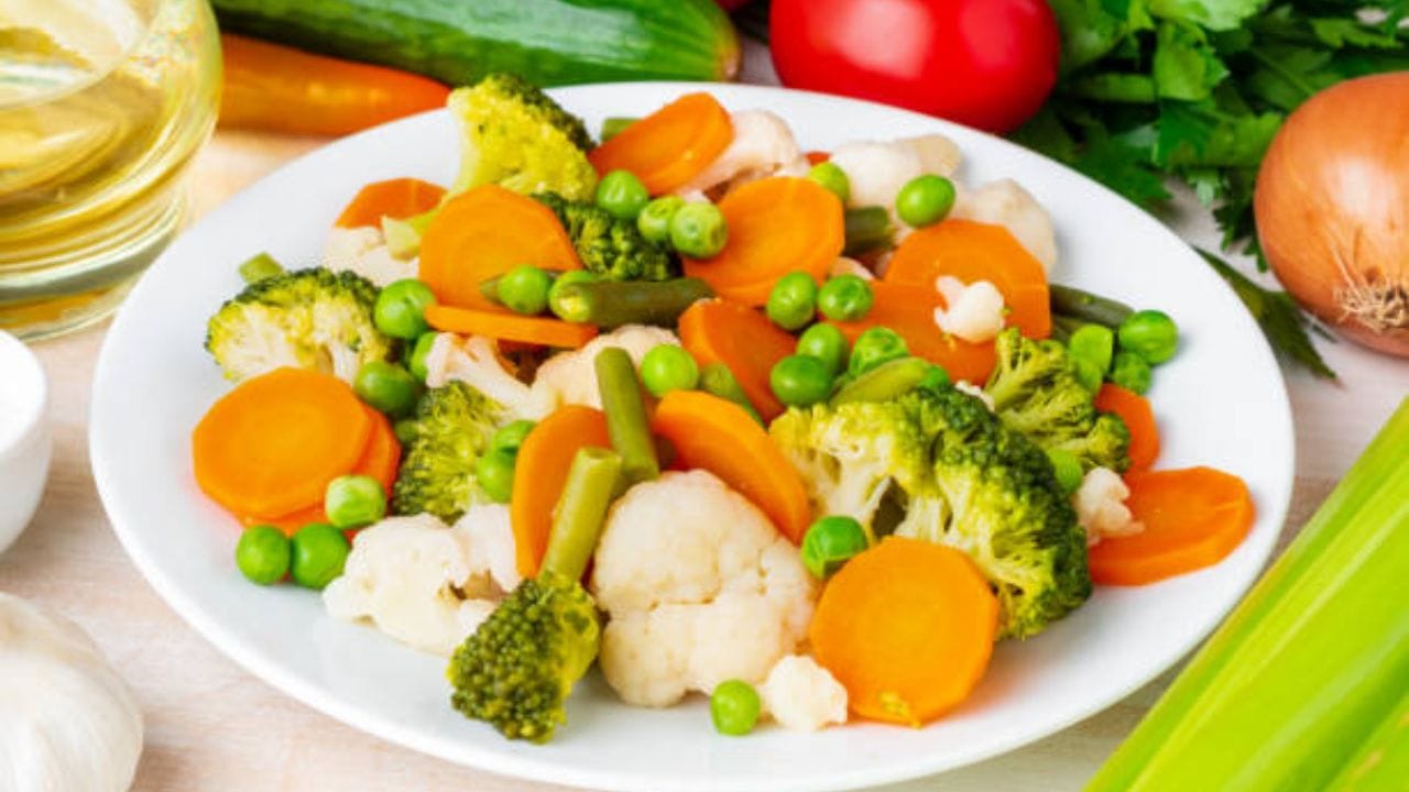 এমন অনেক সবজি রয়েছে, যা মধ্যে এক ফোঁটাও ক্যালোরি নেই। এই সব সবজিগুলো খেলে অবশ্যই ওজন কমানো সহজ হবে। তার সঙ্গে শরীরেও পাবেন হাজারো উপকারিতা। কোন-কোন সবজির সঙ্গে বন্ধুত্ব পাতাবেন, দেখে নিন।