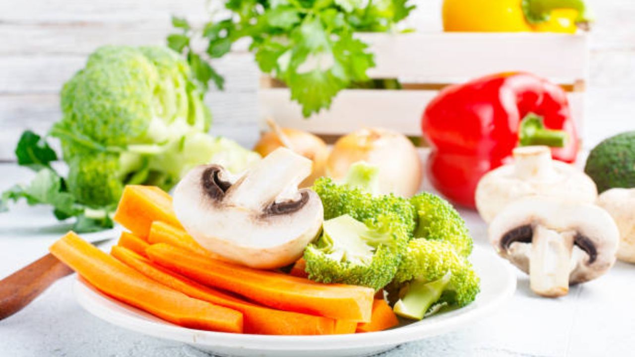 এমন অনেক সবজি রয়েছে, যা ওজন বাড়িয়ে দিতে পারে। কিন্তু সবজি খাওয়ায় কোনও ক্ষতি নেই। তবে, ক্যালোরি মেপে যখন খাবার খাচ্ছেন, তখন সবজি ক্যালোরি মেপে খাবেন না কেন?