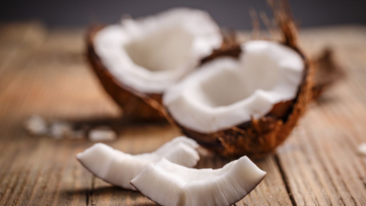 নারকেল: যদি কখনও হাত থেকে নারকেল পড়ে যায় তবে তা অশুভ লক্ষণ। হাত থেকে নারকেল পড়ে যাওয়ার অর্থ হল চাকরি এবং কর্মজীবনে সমস্যার ইঙ্গিত।