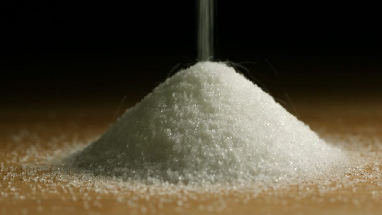 চিনি: বাস্তুশাস্ত্র অনুসারে, হাত থেকে চিনি পড়ে গেলে তা অশুভ লক্ষণ বলে মনে করা হয়। মনে করা হয়, হাত থেকে চিনি পড়েগেলে পরিবারে কোনও খারাপ সংবাদ আসতে পারে।