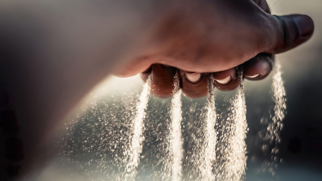 বাস্তুশাস্ত্র অনুসারে, চিনি, দুধ ও ভাত চাঁদ ও শুক্রের প্রতীক। শুক্র হল বস্তুগত আরাম ও সুবিধার প্রতীক, আর চন্দ্র হল মনের কারক। তাই এই ৫ সাদা জিনিস ব্যবহার করার সময় সতর্ক থাকুন। নিজের বিপদ ডেকে আনার থেকে সাবধান হওয়া অত্যন্ত জরুরি। 