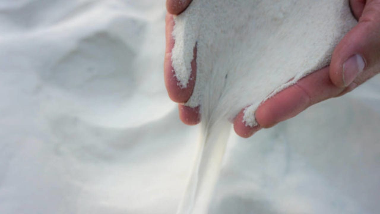 বাস্তুশাস্ত্র অনুসারে, বেশ কিছু সাদা রঙের জিনিস রয়েছে যেগুলি হাত থেকে মাটিতে পড়ে যাওয়া মানেই সাবধান। কারণ হাত থেকে পড়ে যাওয়াকে অশুভ বলে মনে করা হয়। শুভ অনুষ্ঠানে বা বিবাহের সময় বাঙালি মতে, দুধ উথলে যাওয়া অত্যন্ত শুভ বলে মনে করা হয়। কিন্তু দুধ যদি হাত থেকে পড়ে যায় বা ফোটানোর সময় দুধ উথলে যায়, তাঅশুভ বলে মনে করা হয়। 