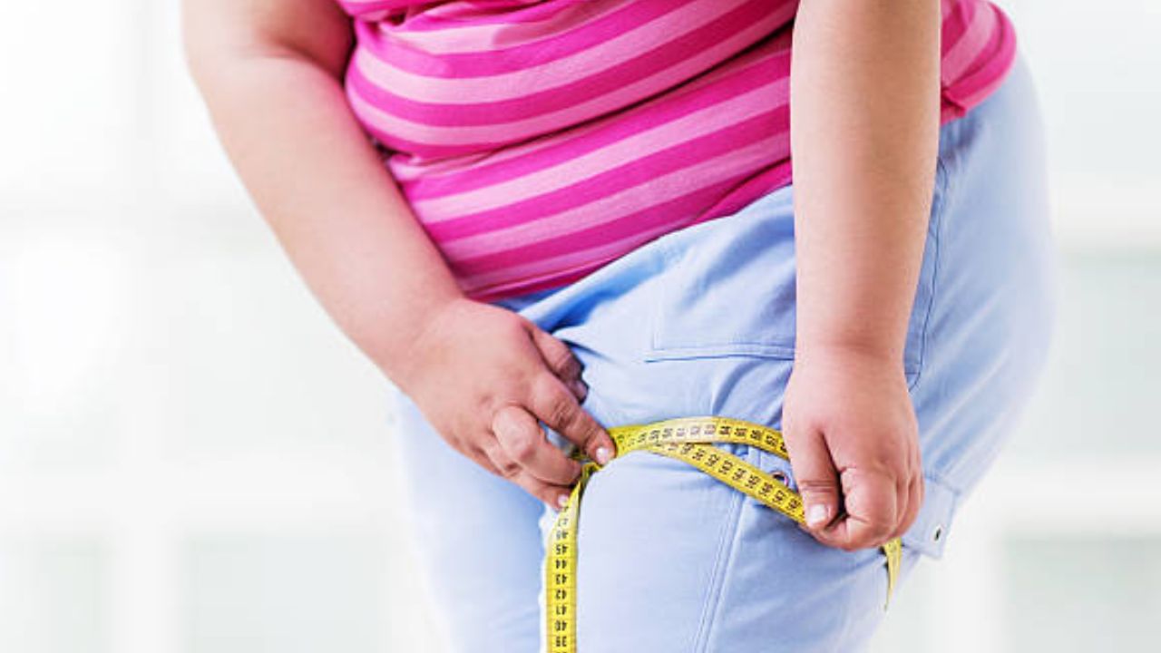 মেদবহুল শরীর কে না চায়! শরীরে অতিরিক্ত মেদ থাকলে বিশেষত, মহিলাদের ক্ষেত্রে স্টাইলিশ পোশাকও পরা যায় না। পেটের মতো ঊরুতে অতিরিক্ত মেদ থাকলে শর্ট ড্রেস বা জিনস পরলে কেমন লাগবে, এটা ভেবেই উদ্বিগ্ন হয়ে পড়েন অনেকে