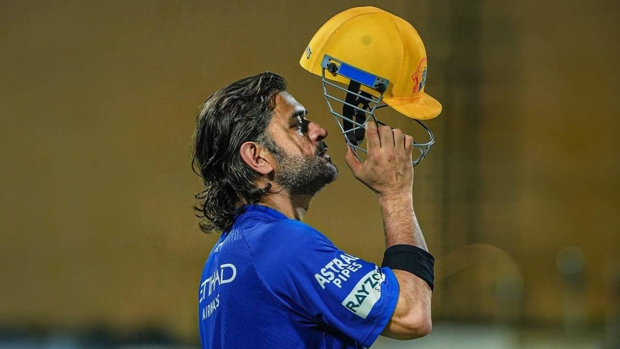 MS Dhoni: মহেন্দ্রক্ষণে সিংহ হাত নাড়তেই হাসি ফিরল চেন্নাইয়ে