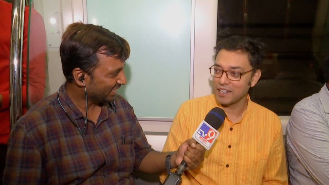 Kolkata Under Water Metro:  গঙ্গার নীচ থেকে ছুটল মেট্রো, অনুপমের সঙ্গে সাক্ষী কয়েকশো যাত্রী, তবে প্রথম দিনেই ছড়াল বিভ্রান্তি