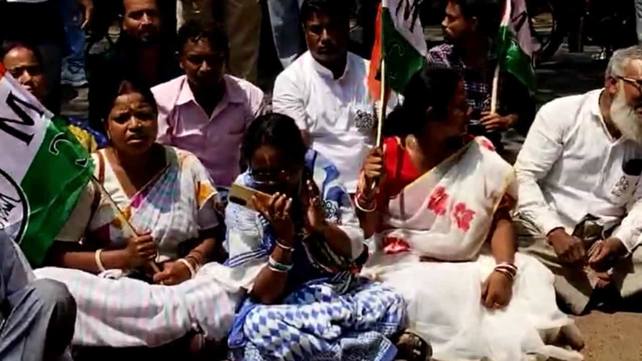 Arambagh: তৃণমূল প্রার্থীকে প্রচারে বাধা দেওয়ার অভিযোগ, রাস্তায় বসে ধরনা Arambagh: তৃণমূল প্রার্থীকে প্রচারে বাধা দেওয়ার অভিযোগ, রাস্তায় বসে ধরনা