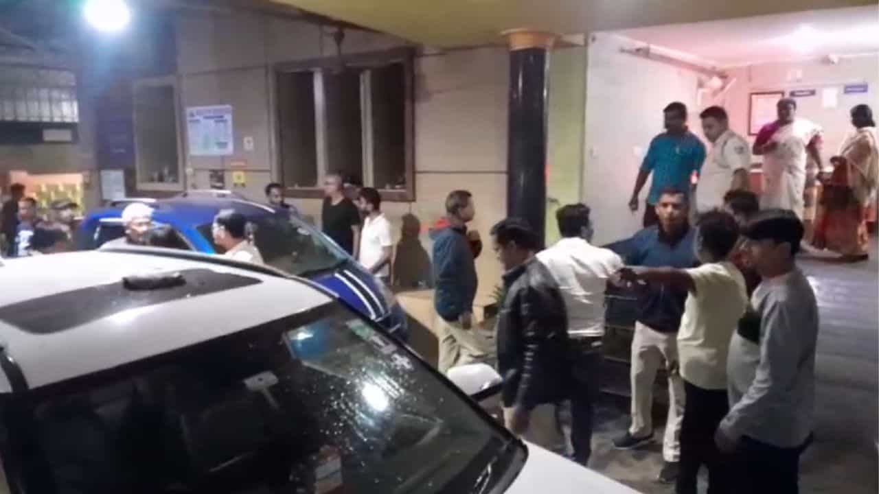 Asansol: অ্যাপেনডিক্স অপারেশনে করতে গিয়ে রোগীর মৃত্যু, আত্মীয়রা ভাঙচুর করল হাসপাতাল Asansol: অ্যাপেনডিক্স অপারেশনে করতে গিয়ে রোগীর মৃত্যু, আত্মীয়রা ভাঙচুর করল হাসপাতাল