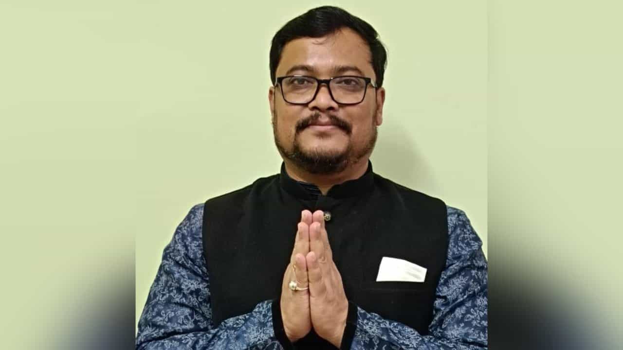 Jalpaiguri BJP: জলপাইগুড়ির পদ্ম প্রার্থী সৌমেন রায়? কী বলছে বিজেপি? Jalpaiguri BJP: জলপাইগুড়ির পদ্ম প্রার্থী সৌমেন রায়? কী বলছে বিজেপি?