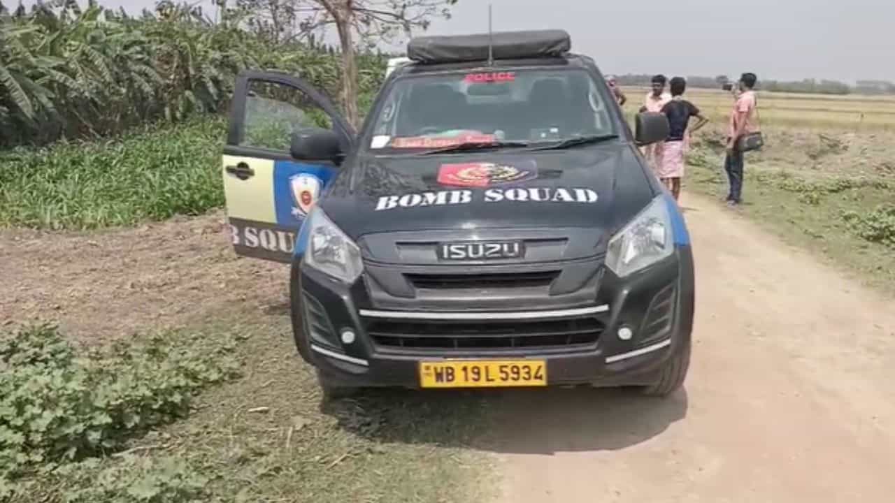 Murshidabad: এবার নতুন ধরনের বোমা পাওয়া গেল মুর্শিদাবাদ থেকে, নাম কী জানেন? Murshidabad: এবার নতুন ধরনের বোমা পাওয়া গেল মুর্শিদাবাদ থেকে, নাম কী জানেন?