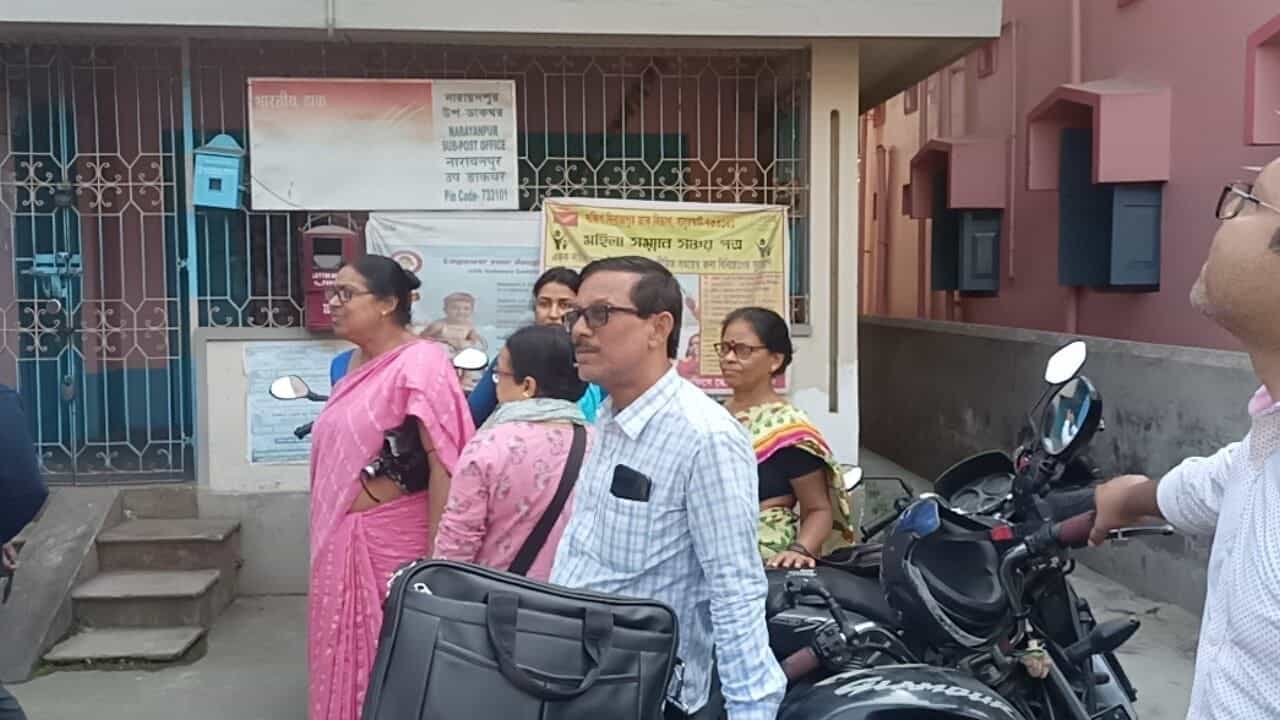 Balurghat: ছেলের বিয়ে, তাই সাব পোস্ট অফিসে তালা মারলেন বাড়িমালিক Balurghat: ছেলের বিয়ে, তাই সাব পোস্ট অফিসে তালা মারলেন বাড়িমালিক