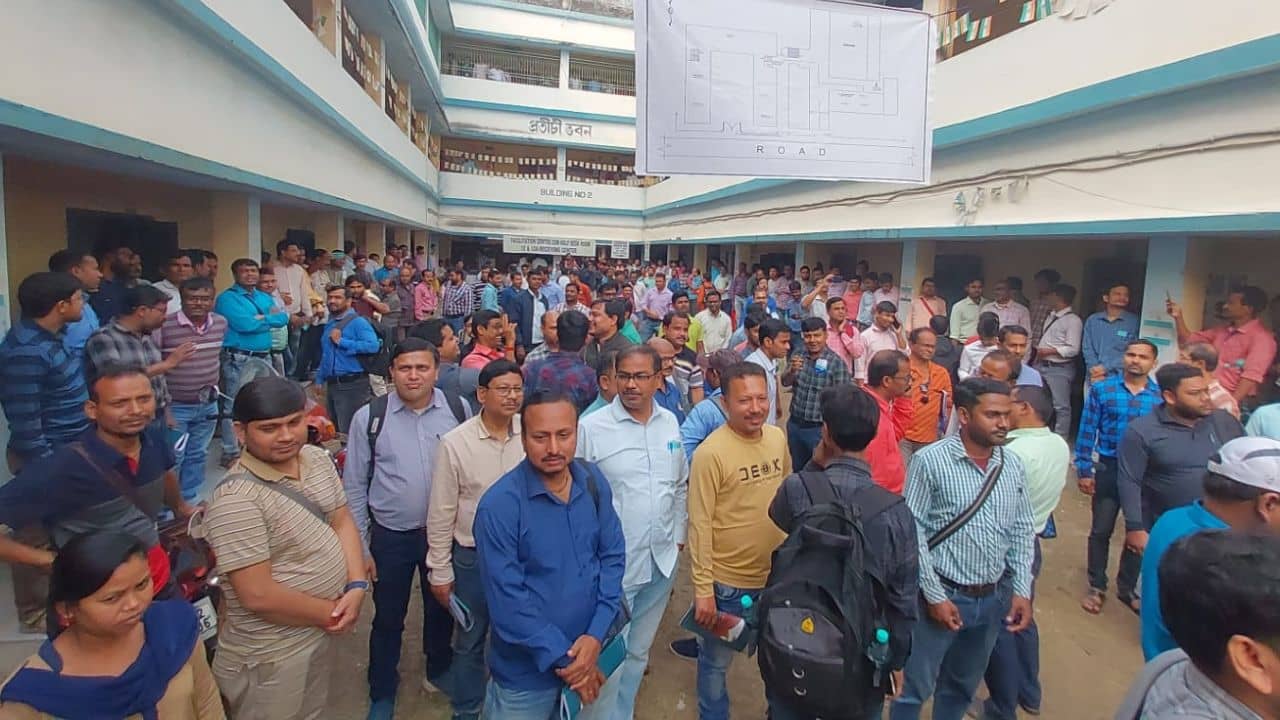 Balurghat: খাবার খারাপ, দেওয়া হয়নি লাঞ্চ, তুমুল বিক্ষোভ প্রশিক্ষণ নিতে আসা ভোট কর্মীদের