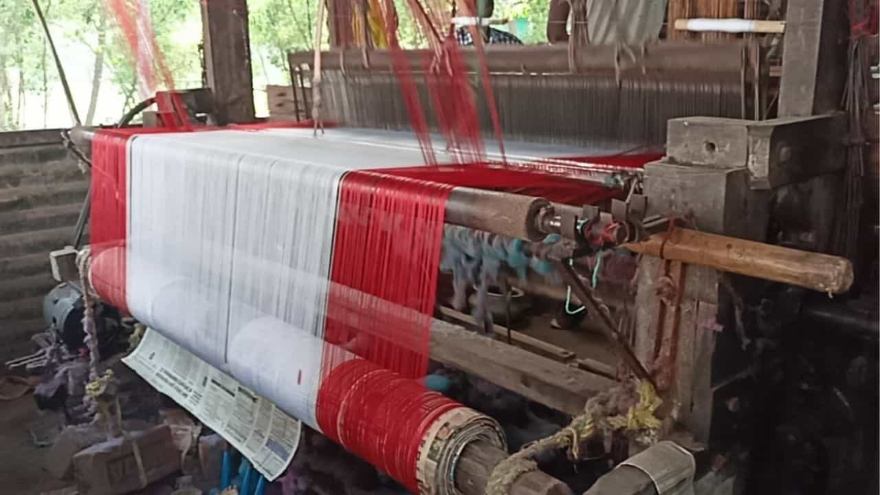 Gangarampur: নেই সেই আগের বাজার, ধসের মুখে হস্তচালিত তাঁত Gangarampur: নেই সেই আগের বাজার, ধসের মুখে হস্তচালিত তাঁত