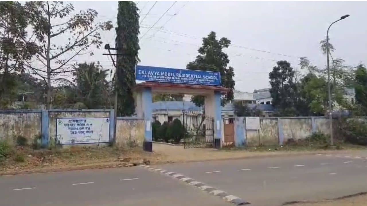 Bankura news: আচমকা হস্টেলের ছাদ থেকে পড়ে গেলেন ছাত্রী, তারপর...