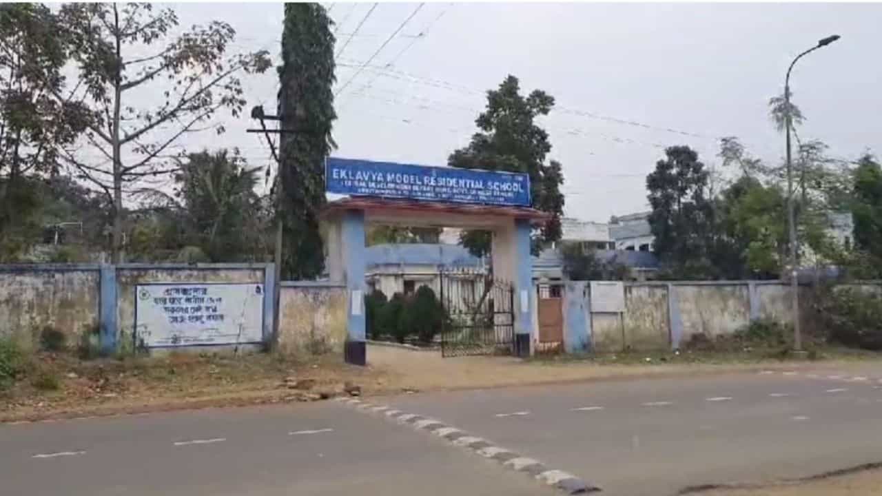 Bankura news: আচমকা হস্টেলের ছাদ থেকে পড়ে গেলেন ছাত্রী, তারপর...