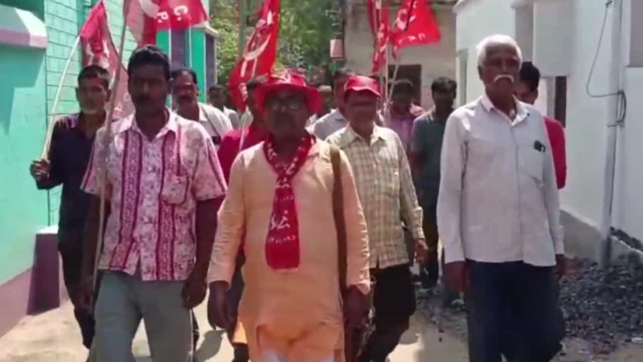 CPM: রবিবাসরীয় প্রচারে বাজারকেই জনসংযোগের মাধ্যম হিসাবে বাছলেন বামপ্রার্থী CPM: রবিবাসরীয় প্রচারে বাজারকেই জনসংযোগের মাধ্যম হিসাবে বাছলেন বামপ্রার্থী