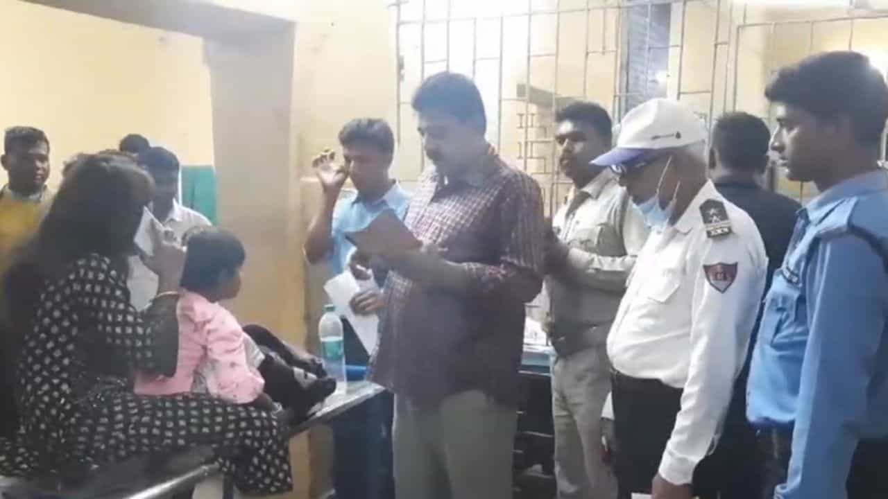 Bankura: বাচ্চা কোলে স্ত্রী দাঁড়িয়ে পরপুরুষের পাশে, আচমকাই যুবকের গলার নলি ফুঁড়ে ফিনকি দিয়ে বেরোতে থাকে রক্ত! ভিড়ে ঠাসা বাসে পরের দৃশ্য আরও ভয়ানক Bankura: বাচ্চা কোলে স্ত্রী দাঁড়িয়ে পরপুরুষের পাশে, আচমকাই যুবকের গলার নলি ফুঁড়ে ফিনকি দিয়ে বেরোতে থাকে রক্ত! ভিড়ে ঠাসা বাসে পরের দৃশ্য আরও ভয়ানক