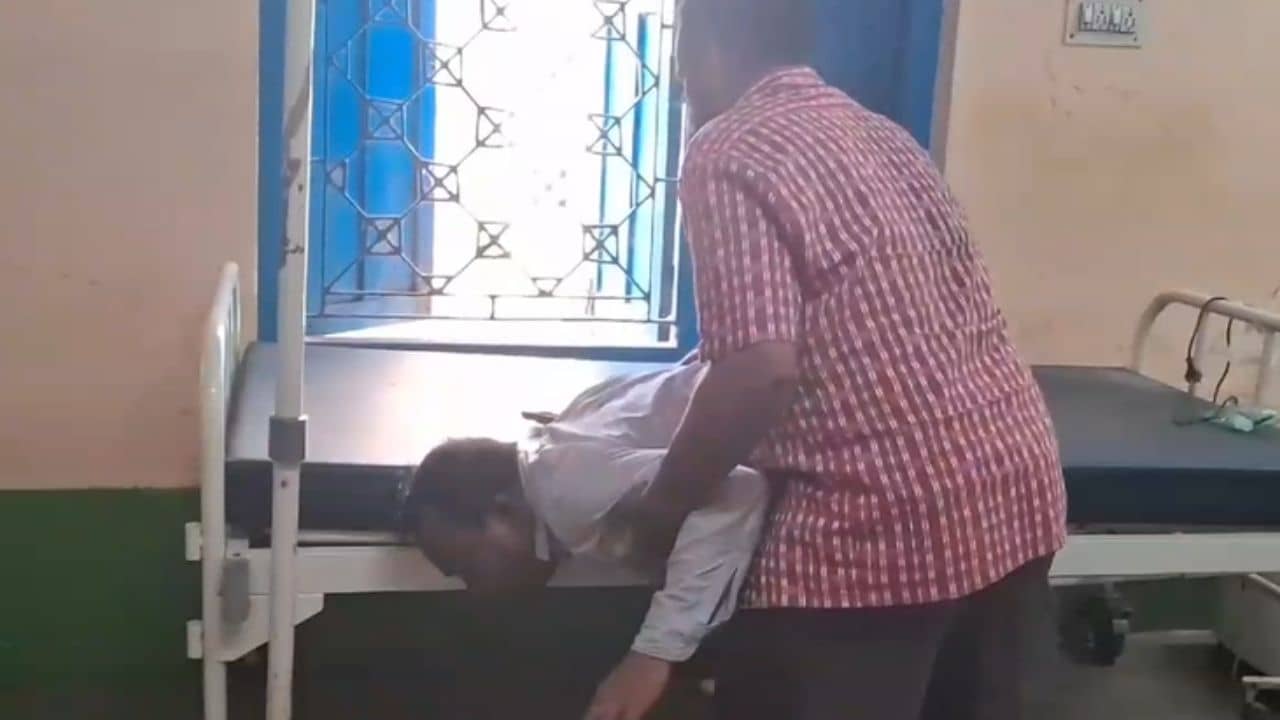 Bankura: হালকা ডিউটি করতে চেয়েছিলেন, বদলে জীবন দিতে বসেছিলেন গ্রুপ ডি কর্মী