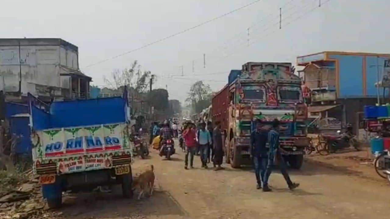Bankura: রাস্তা কেটে ফেলে রাখা হয়েছে ১ মাসেরও বেশি সময়, ক্ষোভে ফুঁসছেন গ্রামবাসীরা