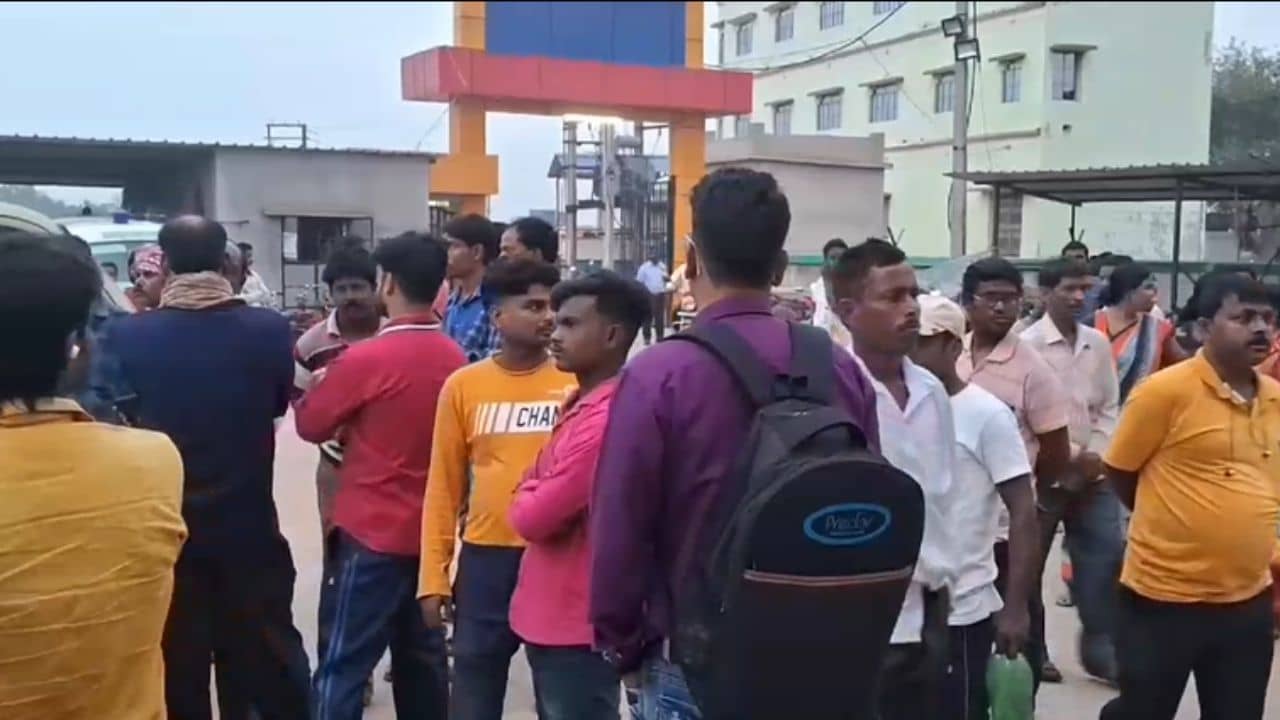 Bankura: মেয়েকে পিছনে বসিয়ে বাড়ি ফিরছিলেন, স্কিড করে যায় স্কুটির চাকা, লরির চাকায় পিষে যায় শরীর