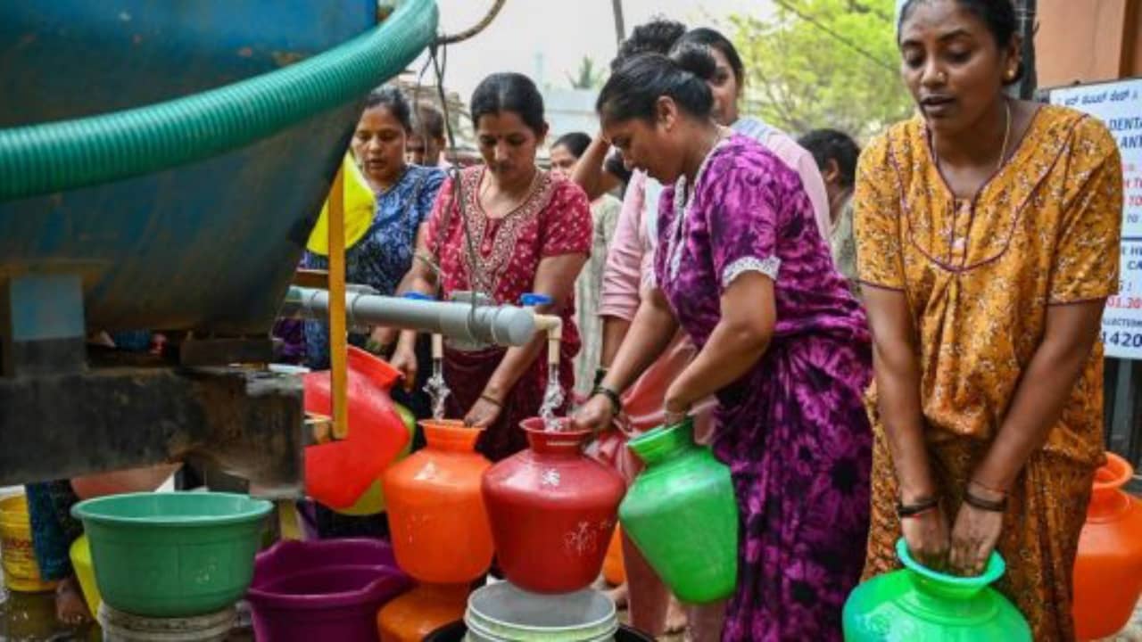 Bengaluru water crisis: জলের দরে! ২২ পরিবারকে লক্ষাধিক টাকা জরিমানা