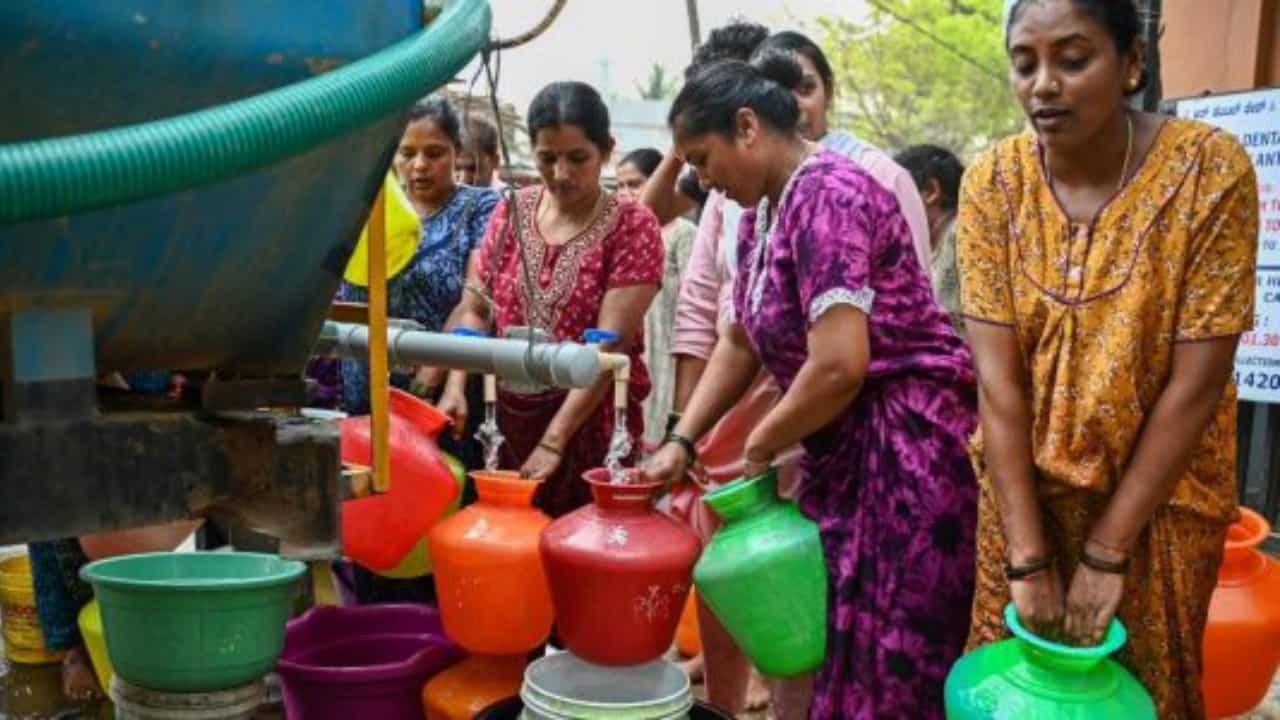 Bengaluru water crisis: জলের দরে! ২২ পরিবারকে লক্ষাধিক টাকা জরিমানা Bengaluru water crisis: জলের দরে! ২২ পরিবারকে লক্ষাধিক টাকা জরিমানা