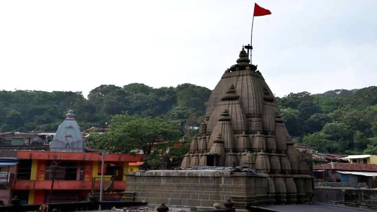 ভীমশঙ্কর মন্দির, মহারাষ্ট্র: পুণের কাছে অবস্থিত এই ভীমশঙ্কর মন্দির। সবুজে ঘেরা এলাকার মধ্যে এই মন্দিরের প্রাকৃতিক দৃশ্য মন জুড়িয়ে দেবে। 