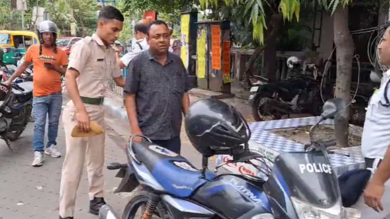 BidhanNagar: ভুরভুর করে বেরচ্ছিল মদের গন্ধ, সল্টলেক সিটি সেন্টারের কাছে 'কলকাতা পুলিশের কর্মীকে' ধরল বিধান নগর থানার পুলিশ BidhanNagar: ভুরভুর করে বেরচ্ছিল মদের গন্ধ, সল্টলেক সিটি সেন্টারের কাছে 'কলকাতা পুলিশের কর্মীকে' ধরল বিধান নগর থানার পুলিশ