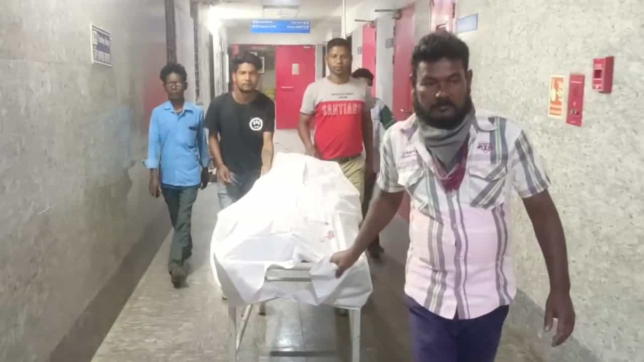 Birbhum: রাতভর ছাদে তিন বন্ধুর জমিয়ে আড্ডা, সঙ্গী মদ, সকালে বের হল এক বন্ধুর ডেড বডি Birbhum: রাতভর ছাদে তিন বন্ধুর জমিয়ে আড্ডা, সঙ্গী মদ, সকালে বের হল এক বন্ধুর ডেড বডি