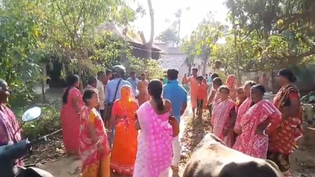 Purbo Burdwan: পড়ুয়াদের শাসন করে হেনস্থার শিকার প্রধান শিক্ষক Purbo Burdwan: পড়ুয়াদের শাসন করে হেনস্থার শিকার প্রধান শিক্ষক