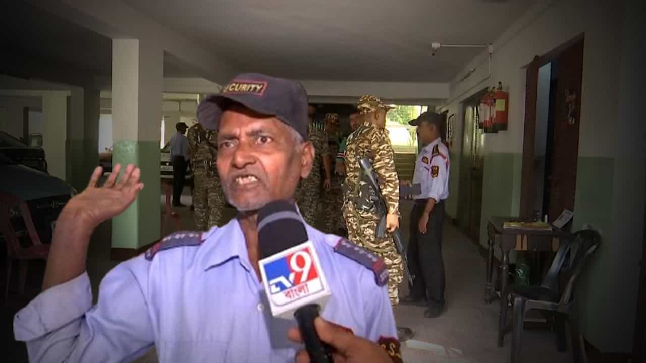 CBI Raid: কলকাতার ব্যবসায়ীর বাড়িতে সিবিআই হানা, নিরাপত্তারক্ষীরা বললেন 'উনি মহুয়া মৈত্রের বাবা' CBI Raid: কলকাতার ব্যবসায়ীর বাড়িতে সিবিআই হানা, নিরাপত্তারক্ষীরা বললেন 'উনি মহুয়া মৈত্রের বাবা'