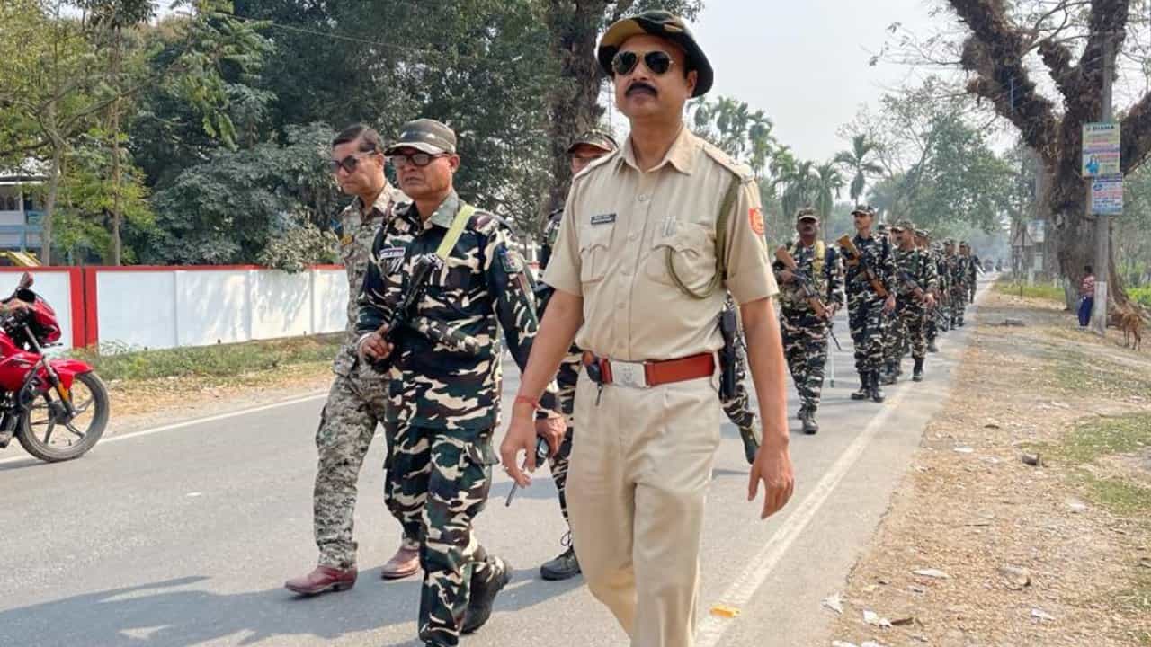 Central Force: রাত থেকেই চলছিল পরিকল্পনা, সকাল থেকেই দিকে দিকে ভারী বুটের আওয়াজ Central Force: রাত থেকেই চলছিল পরিকল্পনা, সকাল থেকেই দিকে দিকে ভারী বুটের আওয়াজ