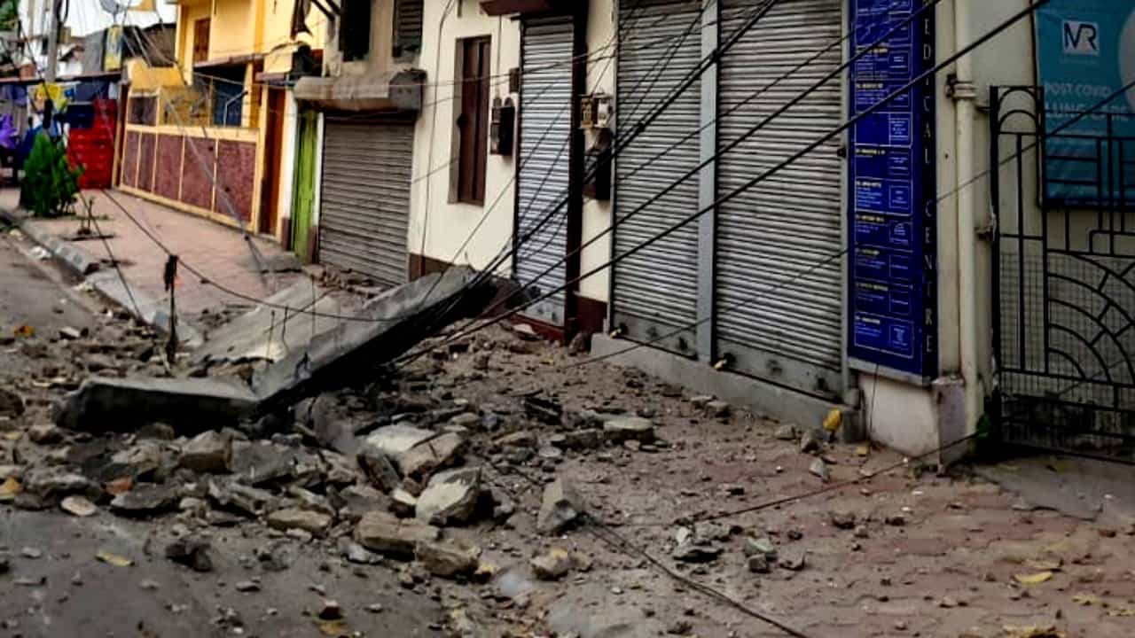 Kolkata: দমদম-পিকনিক গার্ডেনের পর এবার চেতলা, ভোরেই ভেঙে পড়ল মেয়রের এলাকার বাড়ি Kolkata: দমদম-পিকনিক গার্ডেনের পর এবার চেতলা, ভোরেই ভেঙে পড়ল মেয়রের এলাকার বাড়ি