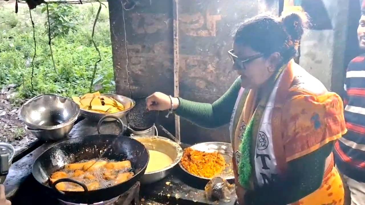 যিনি চুলও কাটেন, তিনি চপও ভাজেন- খেল দেখাচ্ছেন সুজাতা