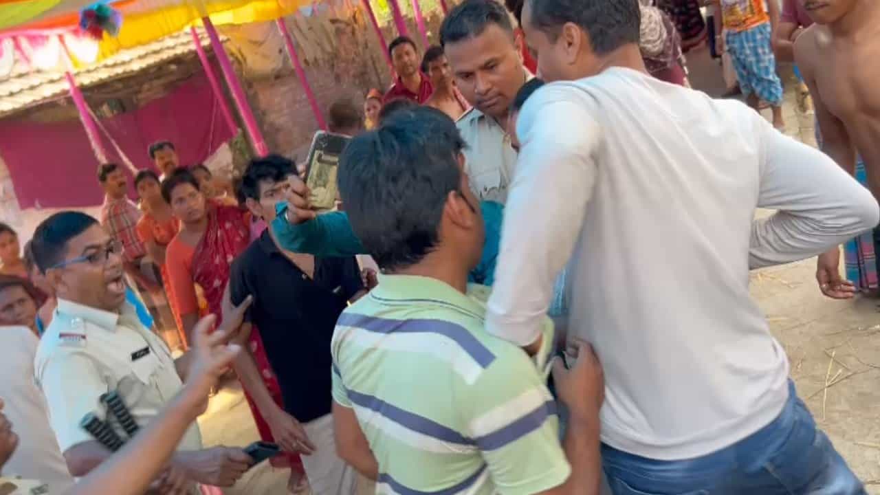 South 24 Pargana: পুলিশের হাত থেকে সিভিক ভলান্টিয়ারকে ছিনিয়ে নেওয়ার চেষ্টা, উত্তেজনা উস্তিতে South 24 Pargana: পুলিশের হাত থেকে সিভিক ভলান্টিয়ারকে ছিনিয়ে নেওয়ার চেষ্টা, উত্তেজনা উস্তিতে